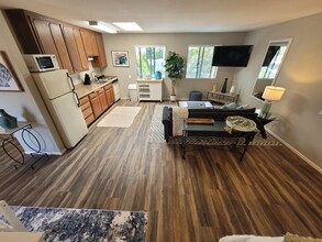 3765 Pio Pico St, Unit Wooded Area Guest House in San Diego, CA - Foto de edificio - Building Photo