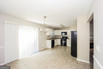 9510 Lakeview Rd in Union City, GA - Building Photo - Building Photo