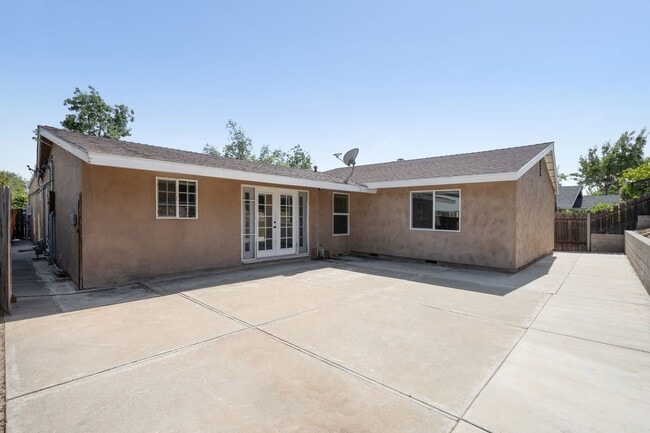 property at 5288 Manhasset Dr