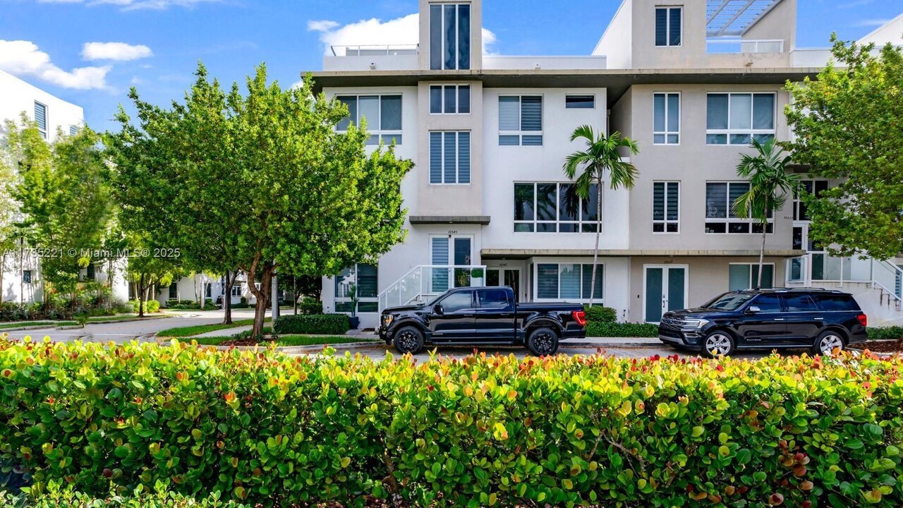 10545 NW 66th St in Doral, FL - Building Photo