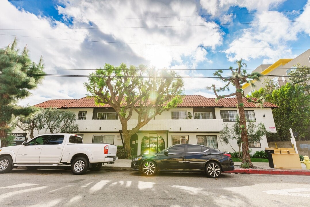 18424 Halsted Avenue in Northridge, CA - Foto de edificio