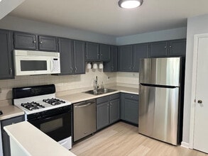 1048 Auburn Ln in Buffalo Grove, IL - Building Photo - Building Photo