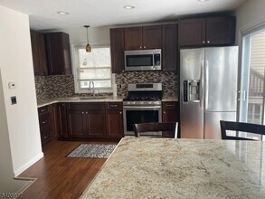 411 Lake Shore Dr in Parsippany Troy Hills, NJ - Building Photo - Building Photo