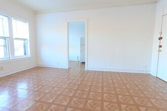 2222 W Wilson Ave, Unit 308 in Chicago, IL - Foto de edificio - Building Photo