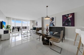 1717 N Bayshore Dr in Miami, FL - Building Photo - Building Photo