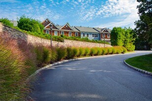 28 Andrew Ct in Southampton, NY - Building Photo