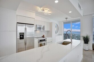 6365 Collins Ave, Unit 3208 in Miami Beach, FL - Foto de edificio - Building Photo