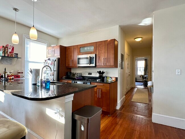 12 Wensley St, Unit 2 in Boston, MA - Foto de edificio - Building Photo