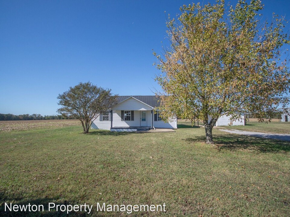 8606 Old Railroad Bed Rd in Toney, AL - Building Photo