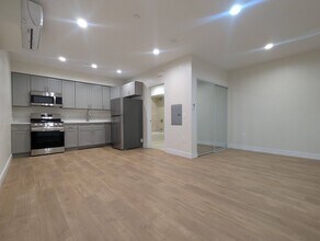 14411 Vanowen St. in Van Nuys, CA - Foto de edificio - Interior Photo