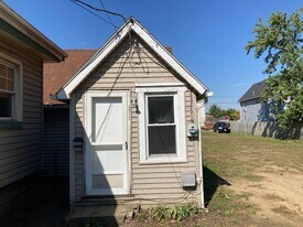 1625 Navarre Rd SW in Canton, OH - Building Photo