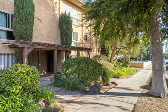 120 Sierra Madre Blvd in Pasadena, CA - Foto de edificio - Building Photo