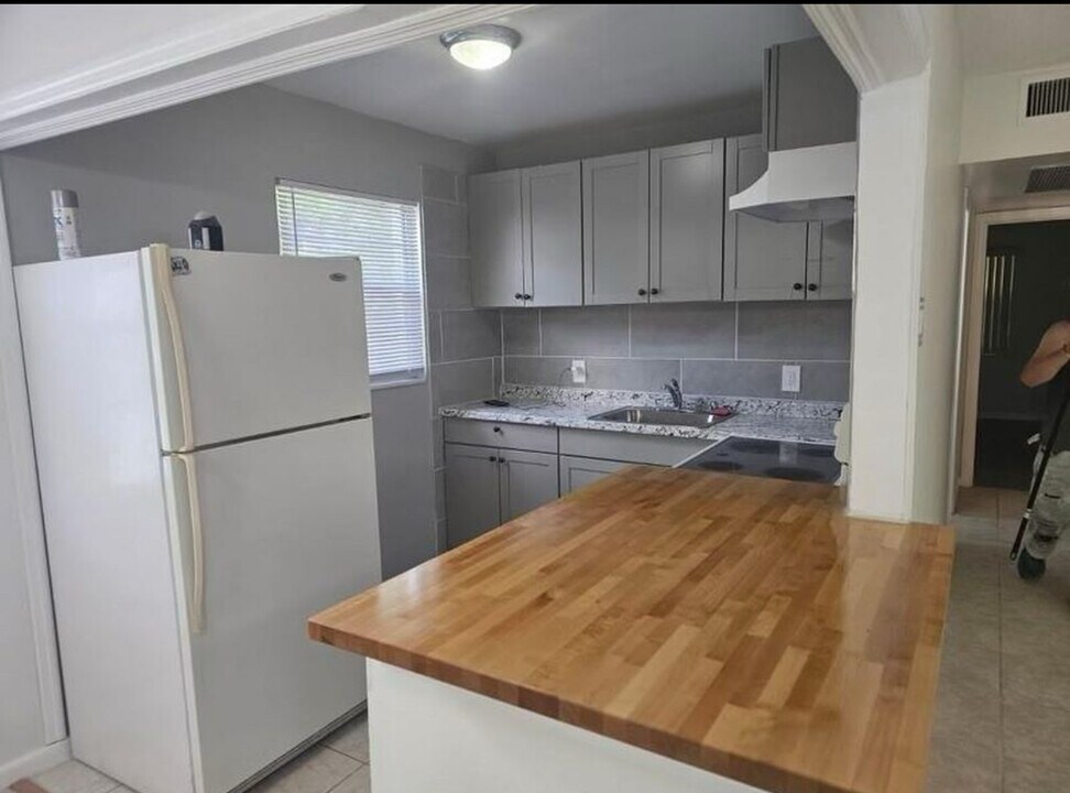 333 Newport Dr in Deerfield Beach, FL - Building Photo