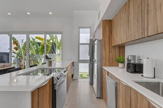 2345 SW 16th St in Miami, FL - Building Photo - Building Photo
