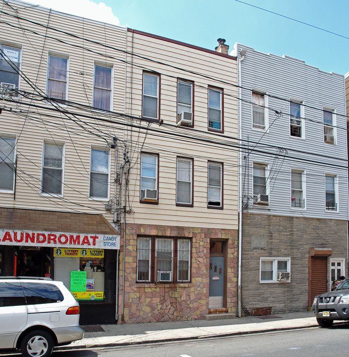 809 Bergenline Ave in Union City, NJ - Building Photo