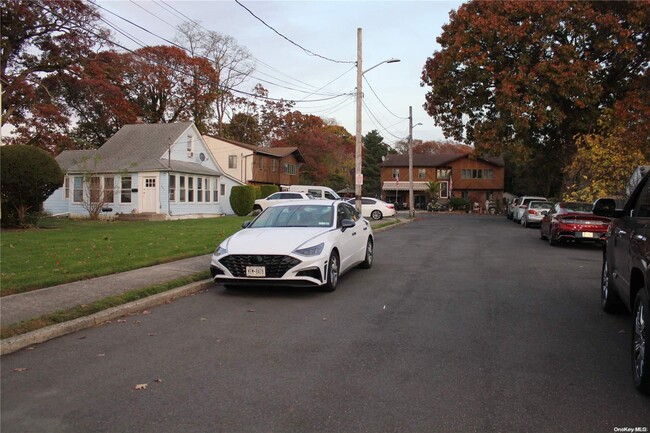 203 Hempstead Gardens Dr in West Hempstead, NY - Building Photo - Building Photo