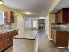 6351 Hollingsworth Dr in Indianapolis, IN - Foto de edificio - Building Photo