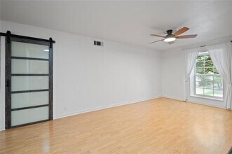 5218 Fleetwood Oaks Ave in Dallas, TX - Building Photo - Building Photo
