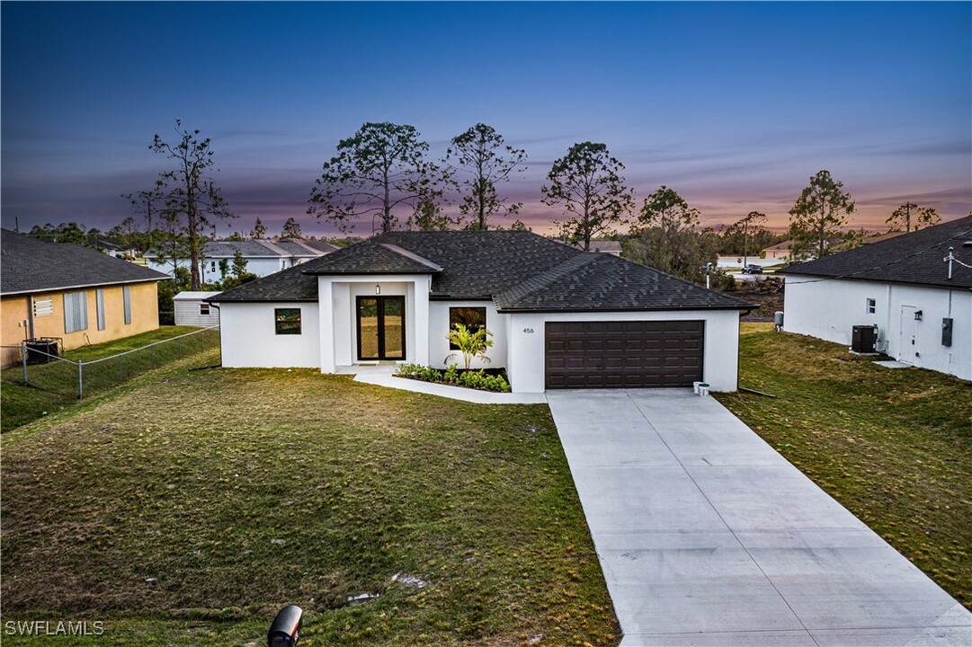 456 Mercedes Ct in Lehigh Acres, FL - Foto de edificio