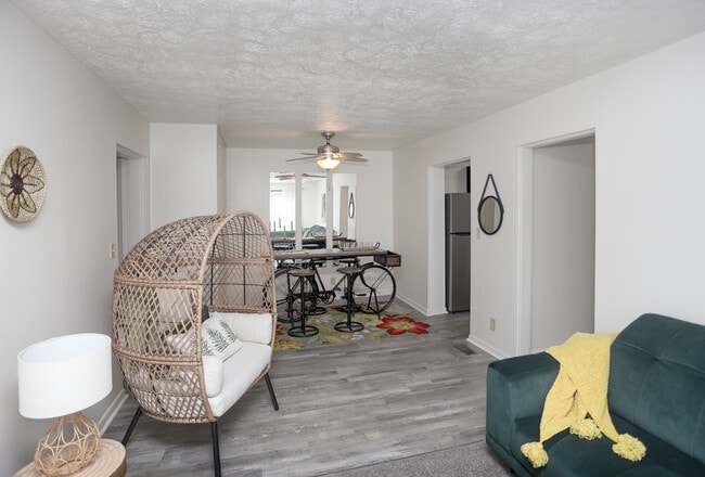 Woodview Manor Apartments in Fort Wayne, IN - Building Photo - Interior Photo