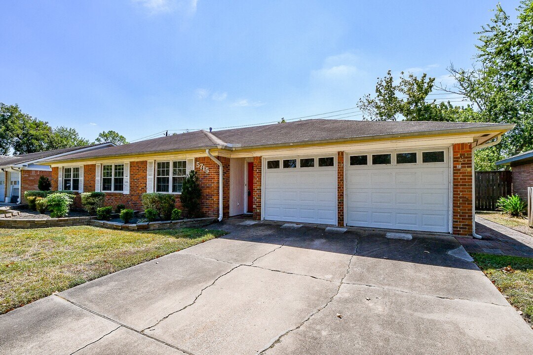 5715 Ettrick Dr in Houston, TX - Building Photo