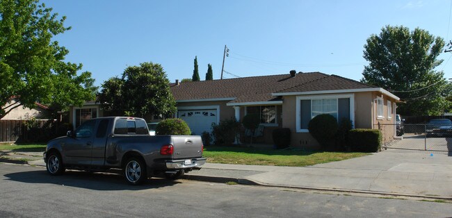 638-642 Jasper St in San Jose, CA - Foto de edificio - Building Photo