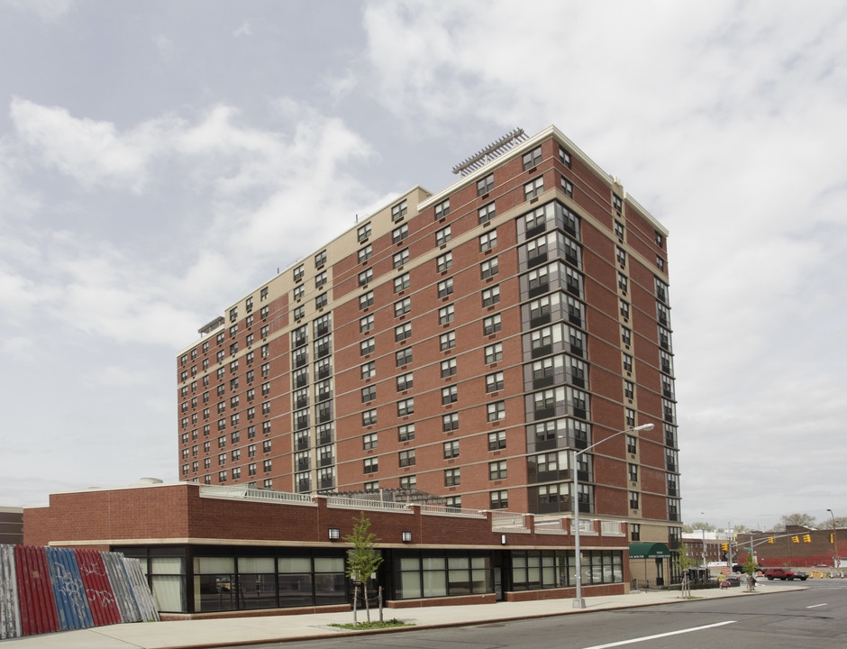 George T Douris Tower in Astoria, NY - Foto de edificio