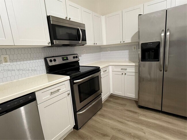 5610 NW 114th Pl in Doral, FL - Building Photo - Building Photo