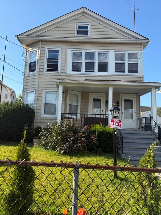 352 French St in Bridgeport, CT - Building Photo