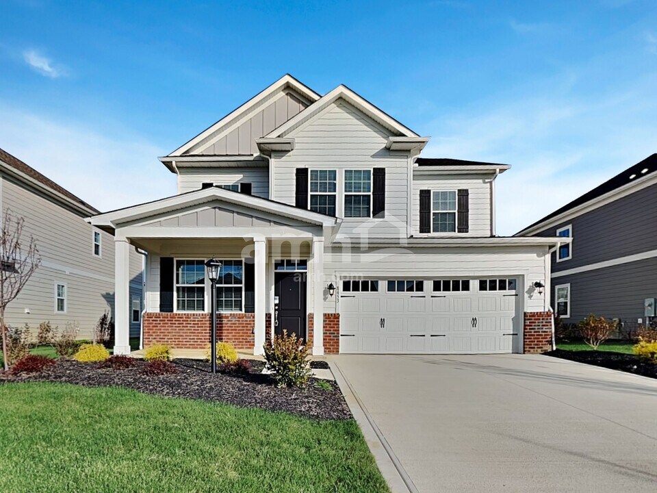 8453 Northpoint Dr in Sunbury, OH - Building Photo