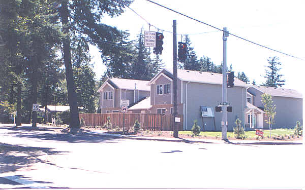 19130 NE Glisan St in Portland, OR - Building Photo