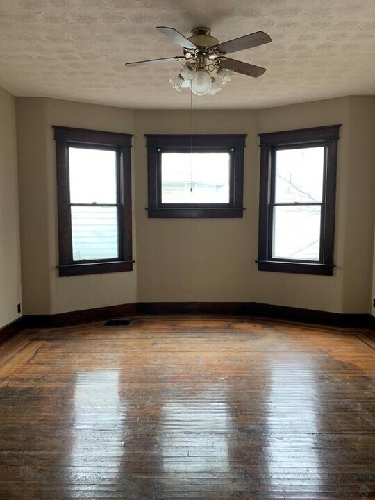 2023 E Oak St in New Albany, IN - Building Photo