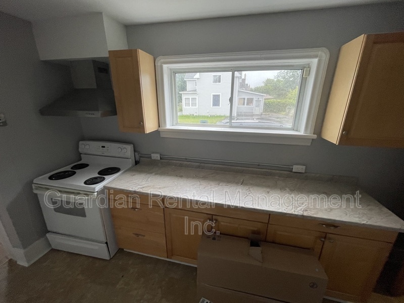 50 Ontario St in Thunder Bay, ON - Building Photo