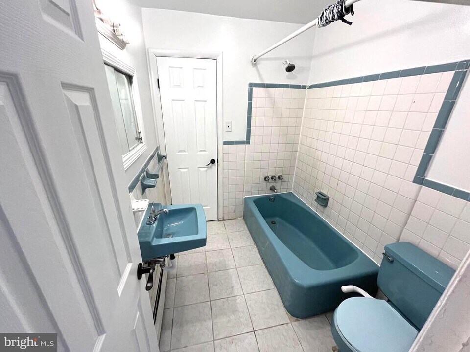 6010 Bingham St in Philadelphia, PA - Building Photo