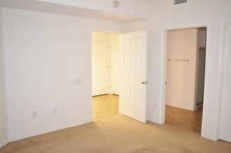6868 Sky Pointe Dr in Las Vegas, NV - Foto de edificio - Building Photo