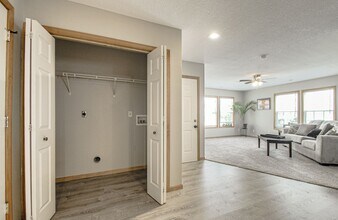 701 Meadow Ct, Unit APT A in Peculiar, MO - Foto de edificio - Building Photo