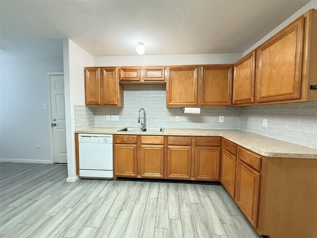 6534 Carly Park Way in Houston, TX - Foto de edificio - Building Photo