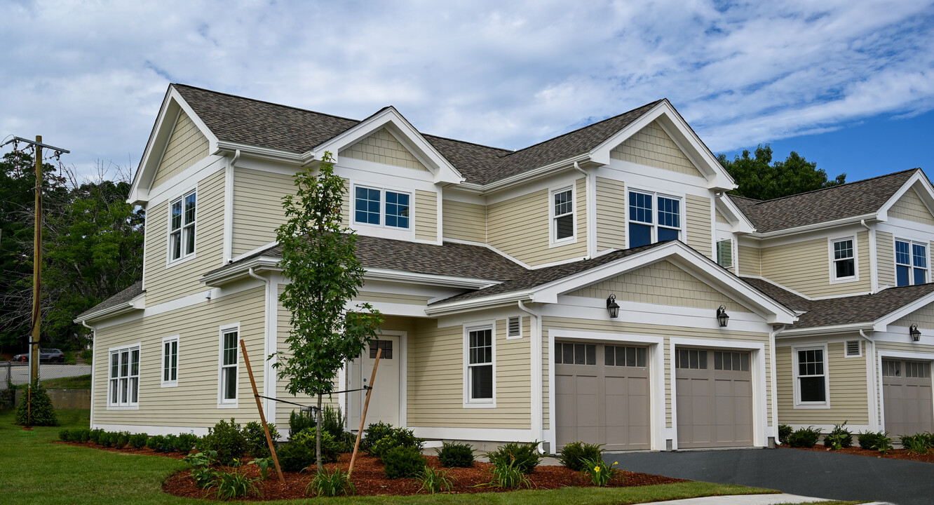 Townhomes at 285 in Woburn, MA - Building Photo