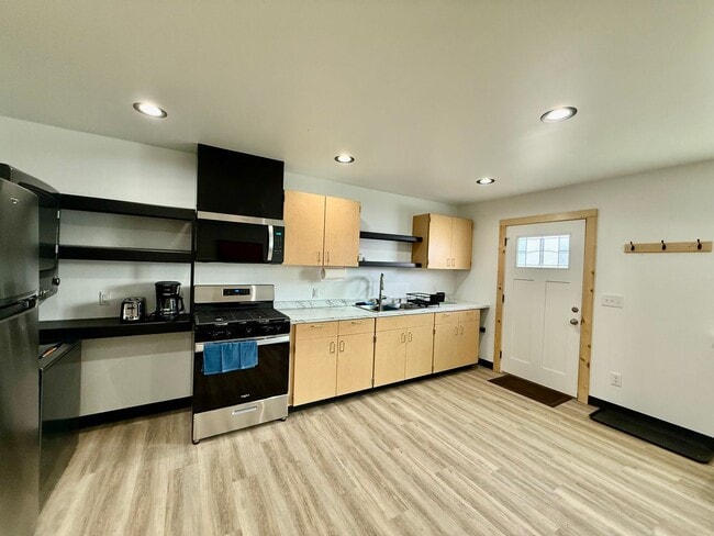 46860 Isaak Rd in Soldotna, AK - Foto de edificio - Building Photo