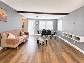 8702 El Portal Dr in Tampa, FL - Building Photo - Building Photo
