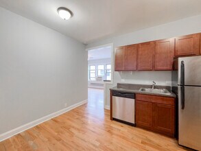 3725 N Pine Grv in Chicago, IL - Building Photo - Building Photo
