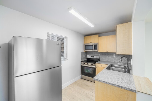 Marina View in North Miami Beach, FL - Building Photo - Building Photo