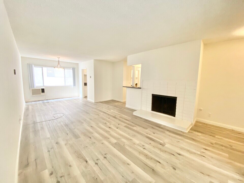 11924 Montana Ave in Los Angeles, CA - Building Photo