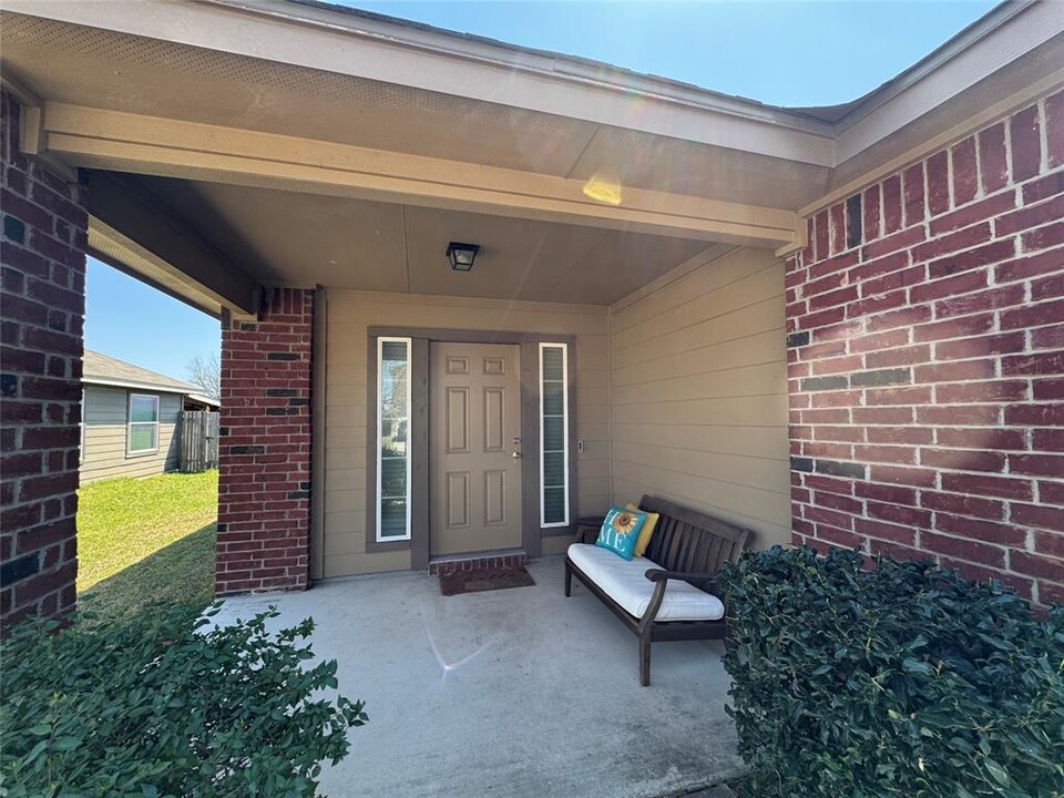 1522 Monte Vista Dr in Lockhart, TX - Foto de edificio