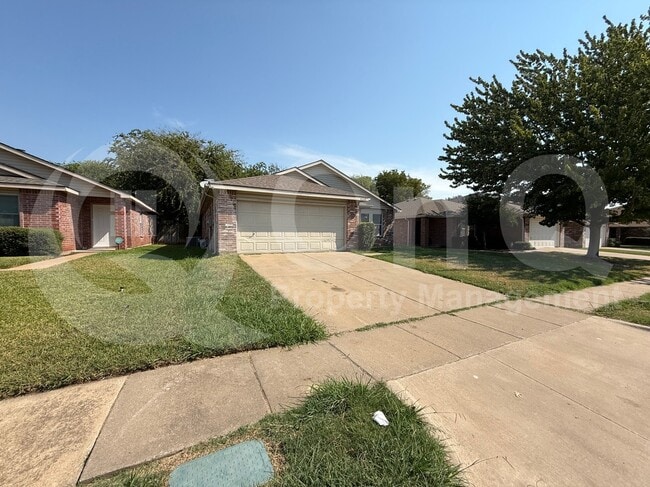 4240 Hunters Creek Dr in Fort Worth, TX - Building Photo - Building Photo