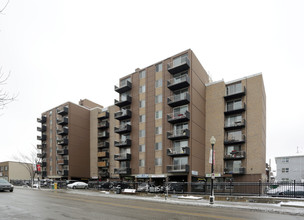Stradford Towers in Calgary, AB - Building Photo - Building Photo