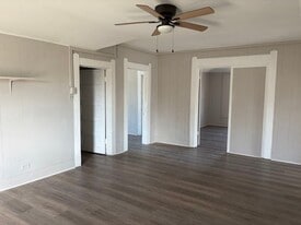 931 9th Ave, Unit 2 in Port Arthur, TX - Building Photo