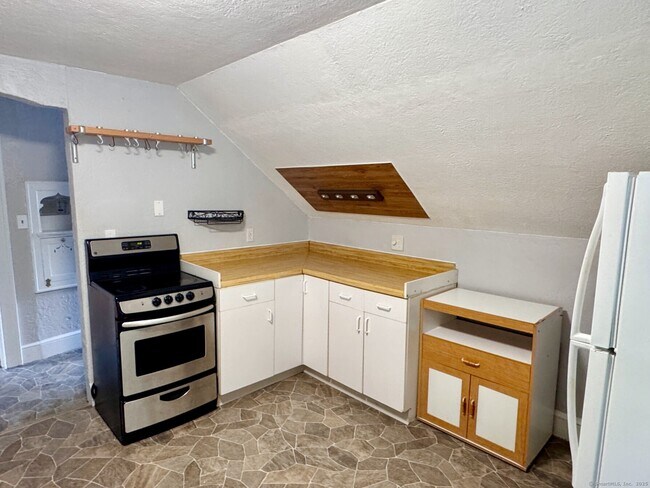 384 Brightwood Ave in Torrington, CT - Building Photo - Building Photo