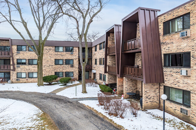 Windsor Wood Condominium in Arlington Heights, IL - Building Photo - Building Photo