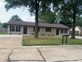 402 Red Bird St in Troy, IL - Building Photo